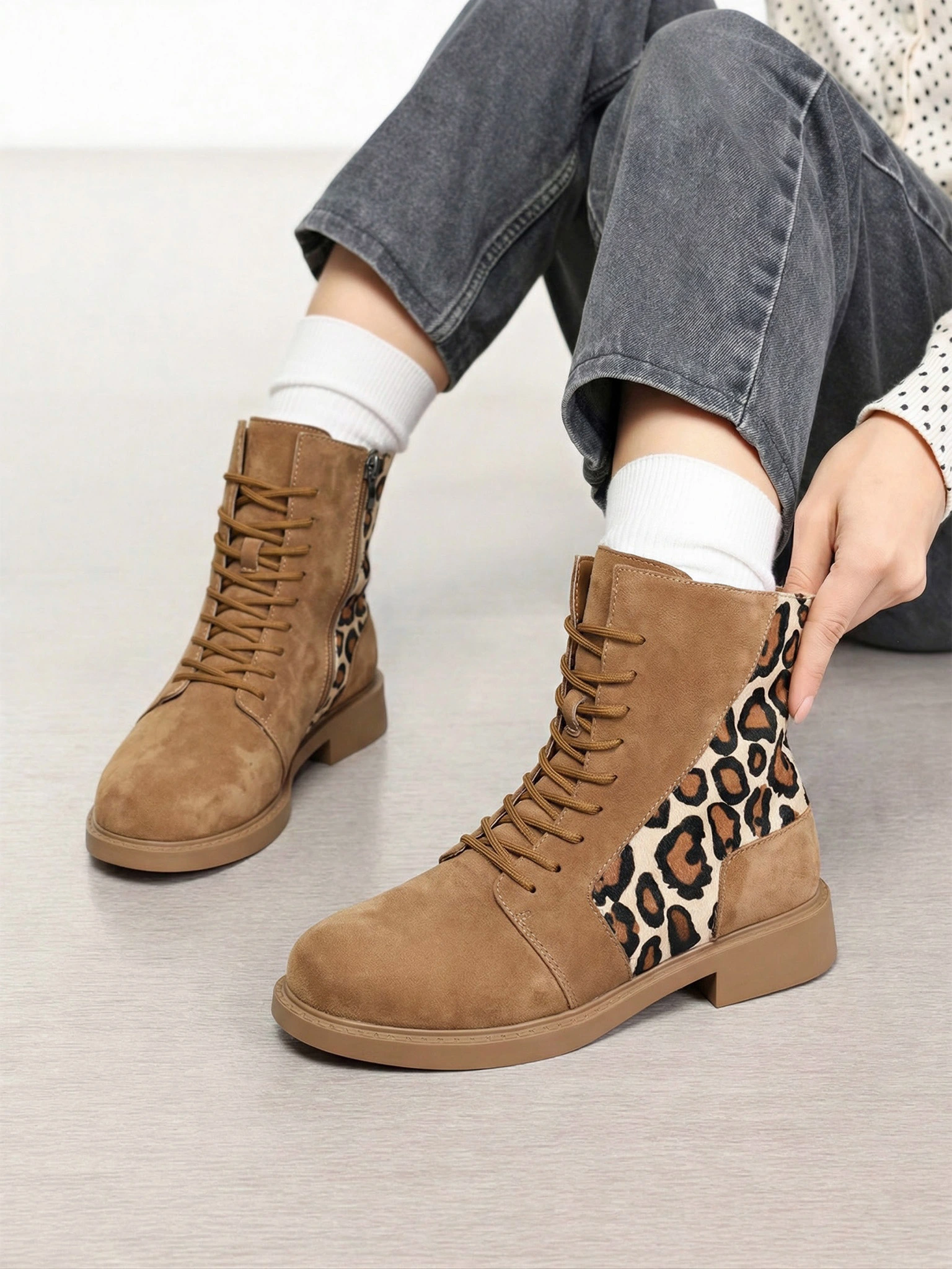 Ботинки комбинированные коричневого цвета на среднем широком каблуке